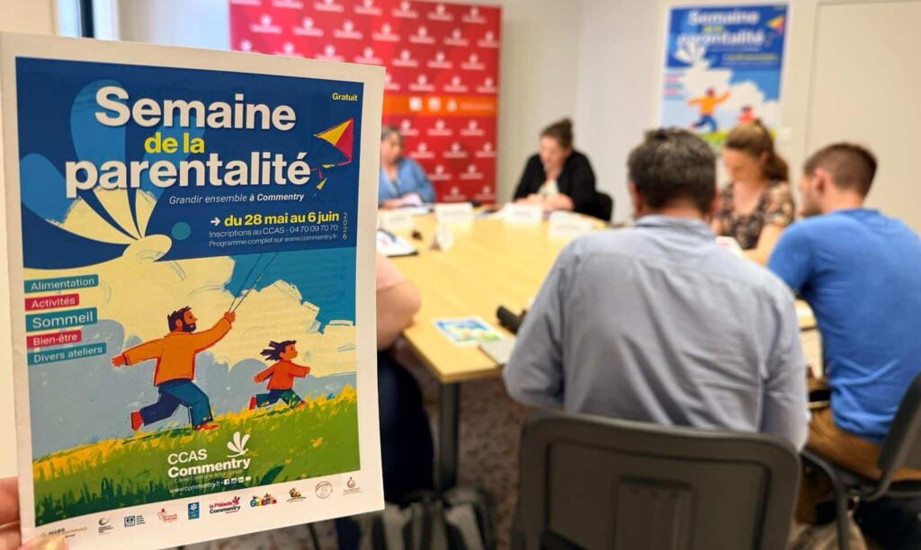 Les agents, élu.e.s et la presse se réunissent autour d’une table pour échanger autour de la Semaine de la Parentalité à Commentry